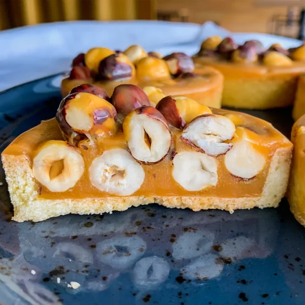 Mini tarta karmelowa z orzechami laskowymi